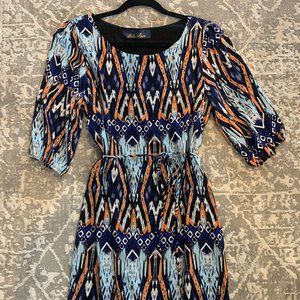 Patterned dress with sleeves